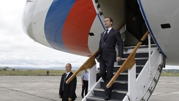 俄总统梅德韦杰夫首次抵达北方四岛视察