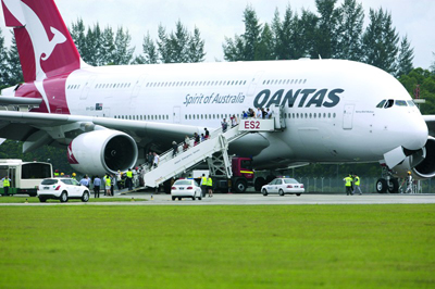 一架澳洲航空公司的空客a380客机从新加坡起飞后不久一侧引擎发生爆炸
