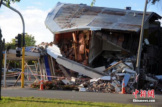 2月24日，新西兰克赖斯特彻寄(基督城)市遭受地震袭击，居民生命财产受损严重。图为地震中倒塌的建筑物。中新社发 吴志隆 摄