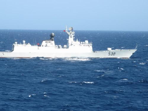 海军徐州号在地中海为我撤侨游轮伴航