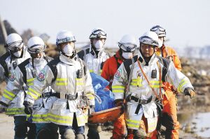 ■ 昨天，日本的救援人员在仙台海边发现遇难者 