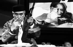 22�գ�һ�������ǵ���̨�������ڽ�Ŀ�У�ͻȻ������̨�·��ó�һ֧AK47������������Ч�ҡ�