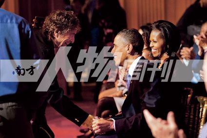 2010年2月9日，白宫纪念美国民权运动的音乐会，迪伦（左）和美国总统奥巴马握手.jpg