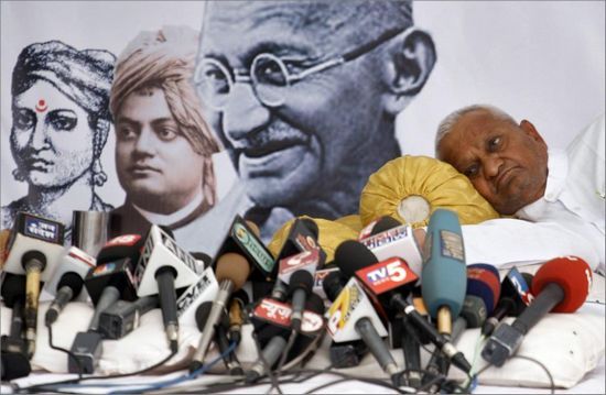 绝食5天反腐败 印度新甘地使总理妥协