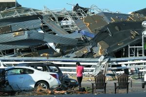 美国遭龙卷风袭击43人死亡 伤亡惨重数十年罕