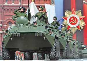 ...俄罗斯在莫斯科红场举行纪念卫国战争胜利66周年的阅兵仪式.-俄在...
