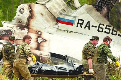 俄一客机紧急降落解体起火