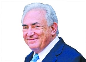 7月1日卡恩被无保释放，微笑着走出法院。 