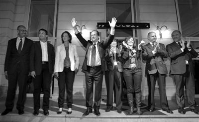 2011年10月16日，法国巴黎社会党总部，奥朗德(左四)当选社会党总统候选人后向支持者致谢。