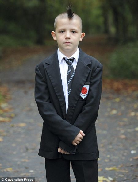 英国男孩“莫西干”发型遭学校排斥 家长欲让其转学_新闻中心_新浪网