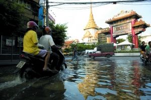 洪水浸泡曼谷唐人街。