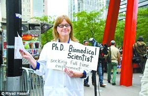 美国失业女博士抗议期间高举求职广告牌