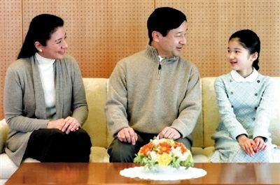 日本皇太子德仁,太子妃雅子和女儿爱子公主合影(资料照片.