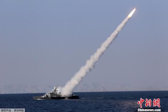据外媒报道，伊朗海军副司令穆萨维透露，伊朗海军1月1日在霍尔木兹海峡试射了一枚中程的地对空导弹。