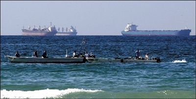 几艘油轮从霍尔木兹海峡附近经过。伊朗方面29日称，“不久”将停止向某些欧洲国家供油。图/人民图片