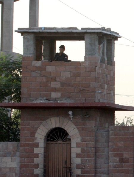 5月23日，警察在巴基斯坦白沙瓦关押巴基斯坦医生沙基勒-阿夫里迪的监狱执勤。