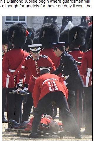 英女王生日阅兵彩排1名士兵不堪暴晒晕倒英女王生日阅兵彩排_新浪新闻