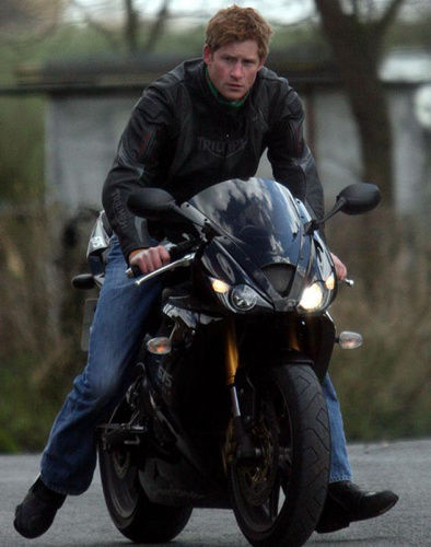 英国王子骑摩托车载女子兜风遭交警拦截|英国