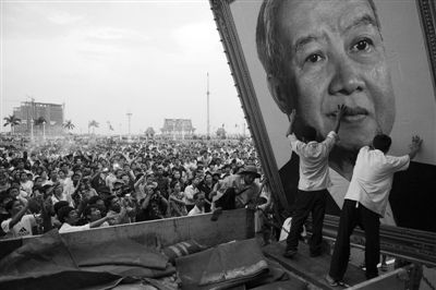 16日，金边，工作人员在王宫前竖立起西哈努克的大幅画像。
