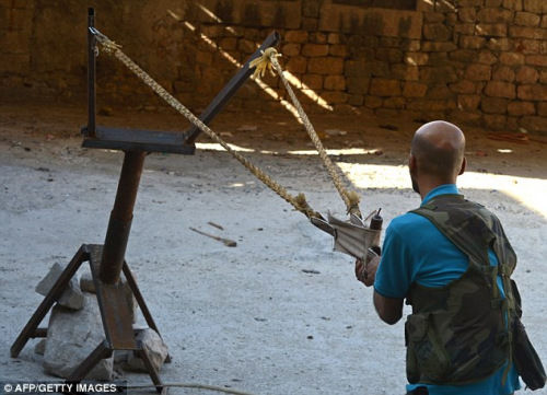 叙利亚反对派自造简易武器 游戏机手柄成发射
