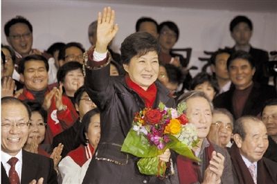 12月19日，在韩国首尔新国家党党部，朴槿惠向支持者招手表示感谢。新华社发