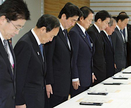 在25日上午(当地时间)的对策本部会议上,日本首相安倍晋三和出席会议