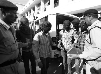 3��18�գ�ӡ�����������ּ���ʿŮ�ο͵����ӱ�Ѻ����ͥ����Ϥ��6�����Ӿ���������ָ�أ�����4������ǿ��ָ�ء�