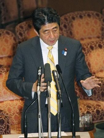 　　日本首相安倍晋三15日上午在参议院预算委员会上