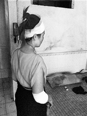 相助遭入室抢劫邻居被拘 警方称涉故意伤人|邻