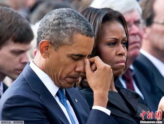 当地时间2013年9月22日，美国华盛顿，美国总统奥巴马、第一夫人米歇尔以及部门遇难者家属出席美国海军大楼枪击案遇难者追悼仪式。在9月16日发生的海军大楼枪击案中，共有12人遇难。