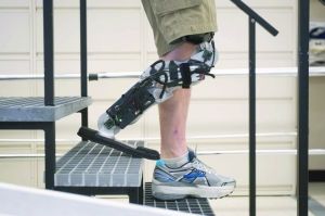 27来源: 信息时报 新型意念仿生腿比原有的机械式义肢技术上复杂很多