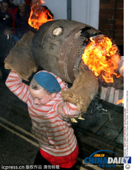 英国传统扛焦油桶比赛 烈火熊熊看你能跑多远