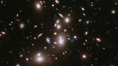 科学家曝光50小时拍古老星系 离地球120亿光年