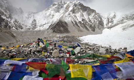 珠峰发生重大雪崩事故，至少13人遇难。（图片来源：路透社） 