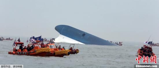 ����ʱ��16�����磬470�����˿͵ġ�����(SEWOL)�š������ں������Ϻ�������ˮ�¹��³���