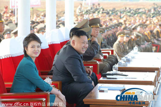 金正恩与李雪主在观看飞行表演