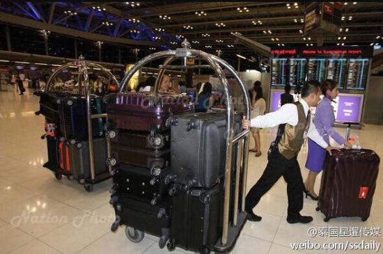 英拉与儿子携带15件行李飞赴巴黎否认流亡|英