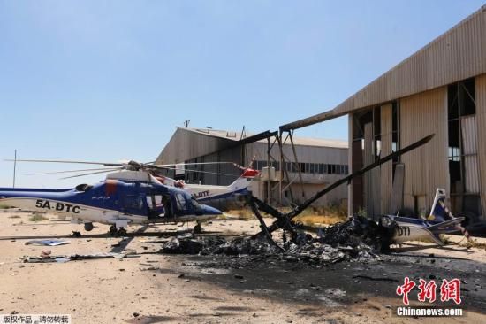 资料图：当地时间2014年7月16日，利比亚的黎波里国际机场附近再次爆发武装冲突，民兵武装围绕夺取机场控制权展开激战。