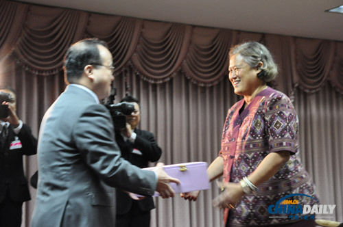 泰国诗琳通公主会见中国大使代办 向云南灾区