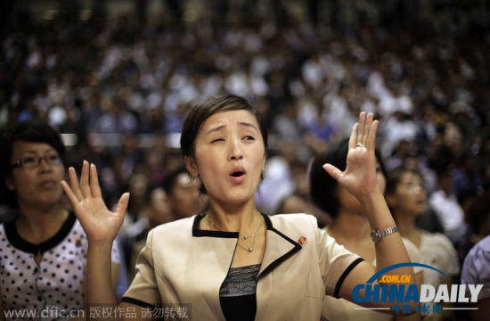 朝鲜时隔20年办职业摔跤赛 美女观众拍照叫好