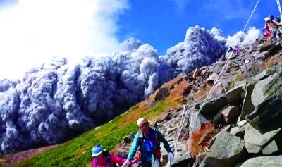 日本火山喷发200余人被困