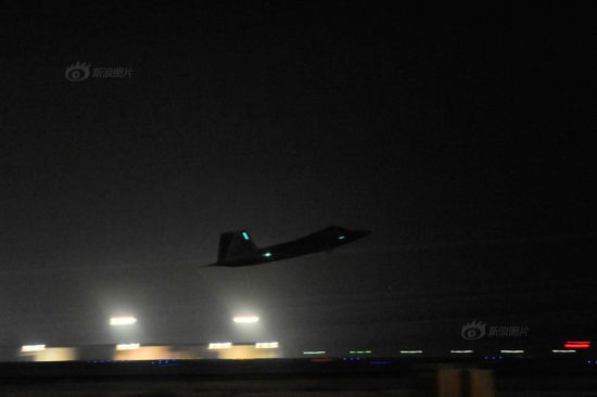 美F-22战机参与轰炸IS组织