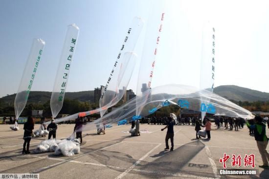 资料图：当地时间2014年10月10日，韩国坡州，韩国一民间团体再次散发反朝传单，约两万张反朝传单随气球升空。据媒体报道，朝鲜祖国和平统一委员会9日已发表公报，要求韩国停止散发反朝传单。中国新闻网