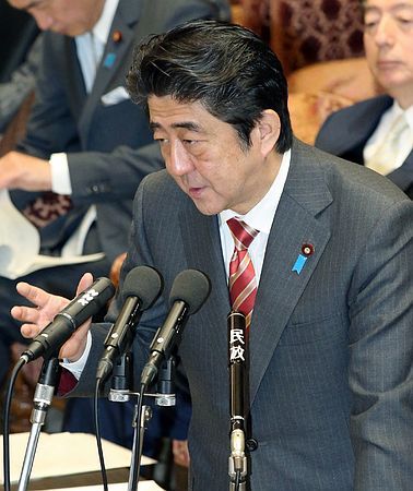 安倍肯定日本央行加码宽松 将全力应对日元贬值