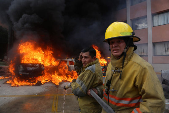 墨西哥教师不满43名失踪学生被害火烧议会大