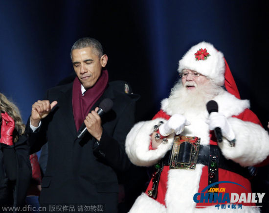 奥巴马一家出席圣诞树亮灯仪式 与圣诞老人热舞