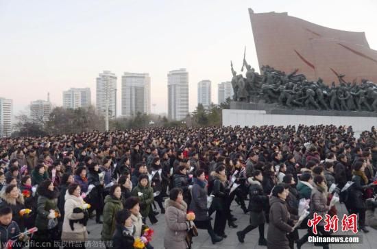 当地时间2014年12月16日，朝鲜平壤，朝鲜民众瞻仰万寿台金日成和金正日的铜像并献花，纪念金正日逝世三周年。图片来源：东方IC 版权作品 请勿转载