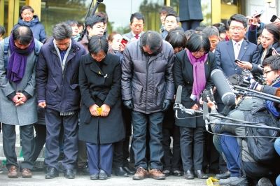 12月19日，韩国首尔，统合进步党成员低头致意。图/东方IC