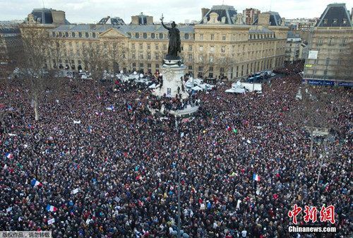巴黎反恐大游行:多国政要手挽手参加以示团结