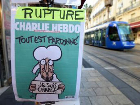 巴黎书报亭贴出查理周刊已售罄。